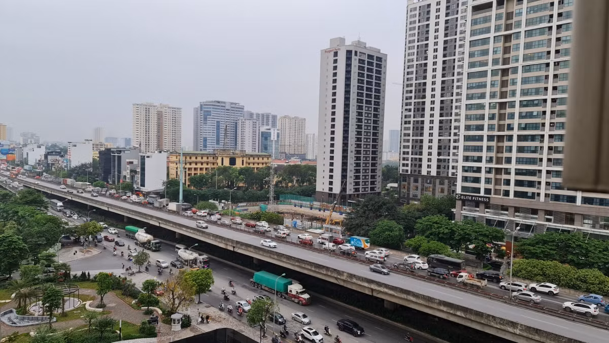 Đường vành đai 3 như Phạm Hùng, Khuất Duy Tiến, Nguyễn Xiển ùn tắc kéo dài, các phương tiện di chuyển khó khăn, nhích từng chút.