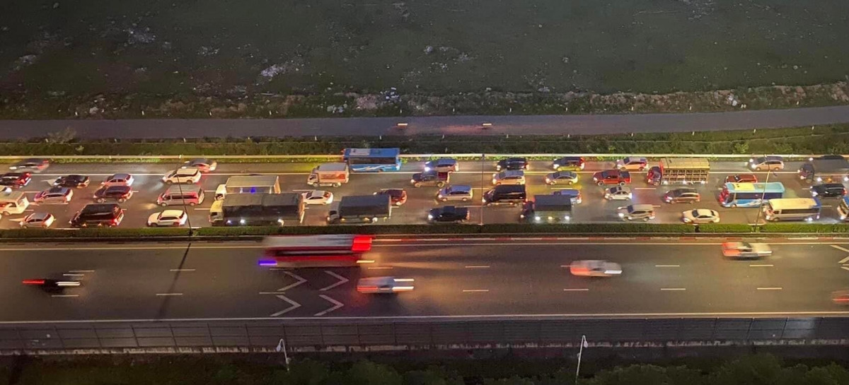 Trước đó, chiều và tối ngày 29/4, trên đường vành đai 3 trên cao ở Hà Nội cũng đã diễn ra cảnh tắc đường vì lượng lớn người lao động tranh thủ về quê sau khi hết giờ làm.