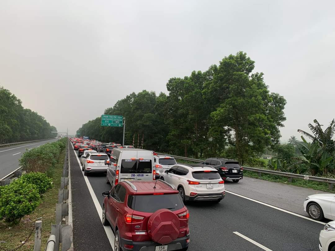 Khu vực trạm thu phí cũng đang có nguy cơ ùn ứ.