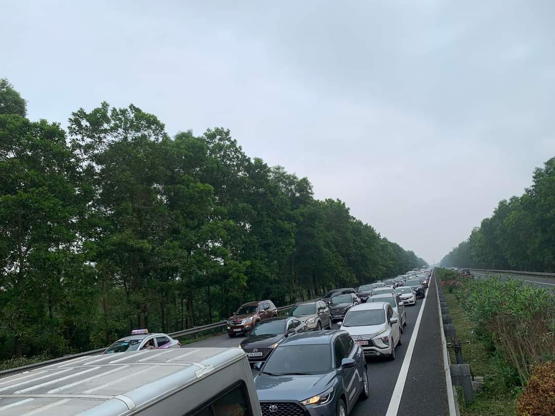 Theo cập nhật của Báo Tri thức và Cuộc sống, hiện tại cao tốc Pháp Vân - Cầu Giẽ hướng về Ninh Bình, Thanh Hóa cũng đang rơi vào tình trạng ùn ứ, phương tiện nối đuôi.