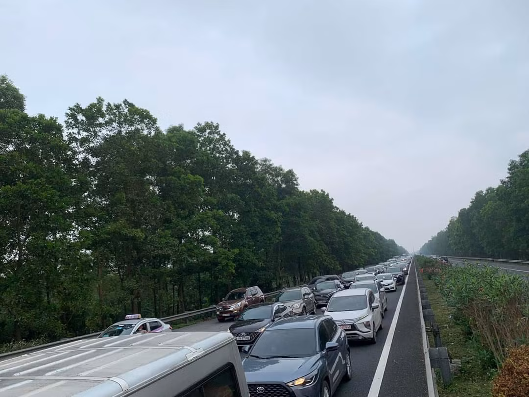 Theo cập nhật của Báo Tri thức và Cuộc sống, hiện tại cao tốc Pháp Vân - Cầu Giẽ hướng về Ninh Bình, Thanh Hóa cũng đang rơi vào tình trạng ùn ứ, phương tiện nối đuôi.