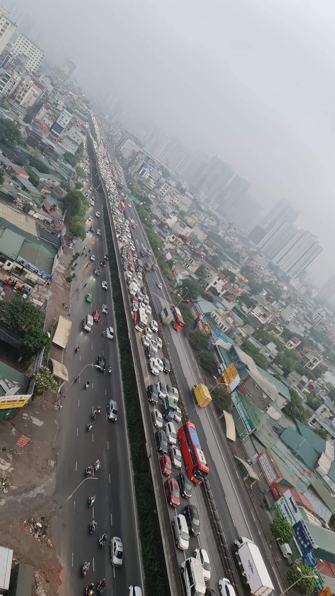 Mặc dù trong sáng nay trên tuyến đường vành đai 3 trên cao hướng về cao tốc Pháp Vân - Cầu Giẽ không xảy ra vụ tai nạn nào gây cản trở giao thông nhưng lượng đông phương tiện vẫn phải nối đuôi nhau di chuyển chậm.