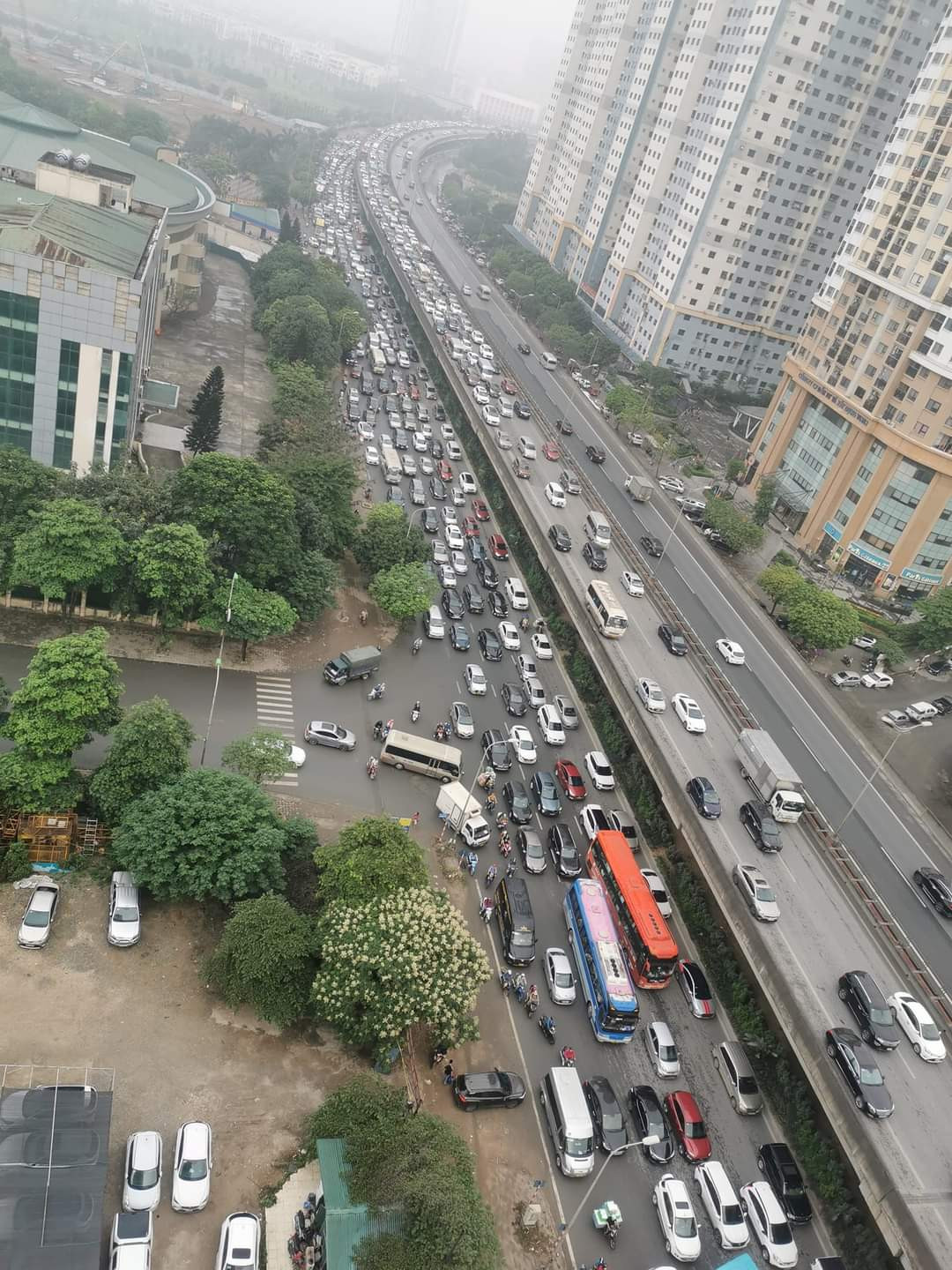 Vành đai 3 trên cao được xem là tuyến đường huyết mạch nối cửa ngõ phía nam và bắc của Hà Nội do đó lượng phương tiện tăng cao ngay từ đầu giờ sáng ngày nghỉ lễ.