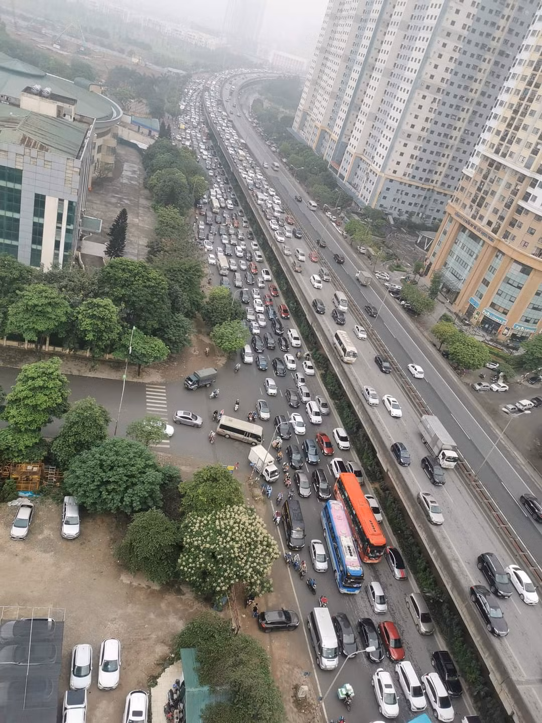 Vành đai 3 trên cao được xem là tuyến đường huyết mạch nối cửa ngõ phía nam và bắc của Hà Nội do đó lượng phương tiện tăng cao ngay từ đầu giờ sáng ngày nghỉ lễ.