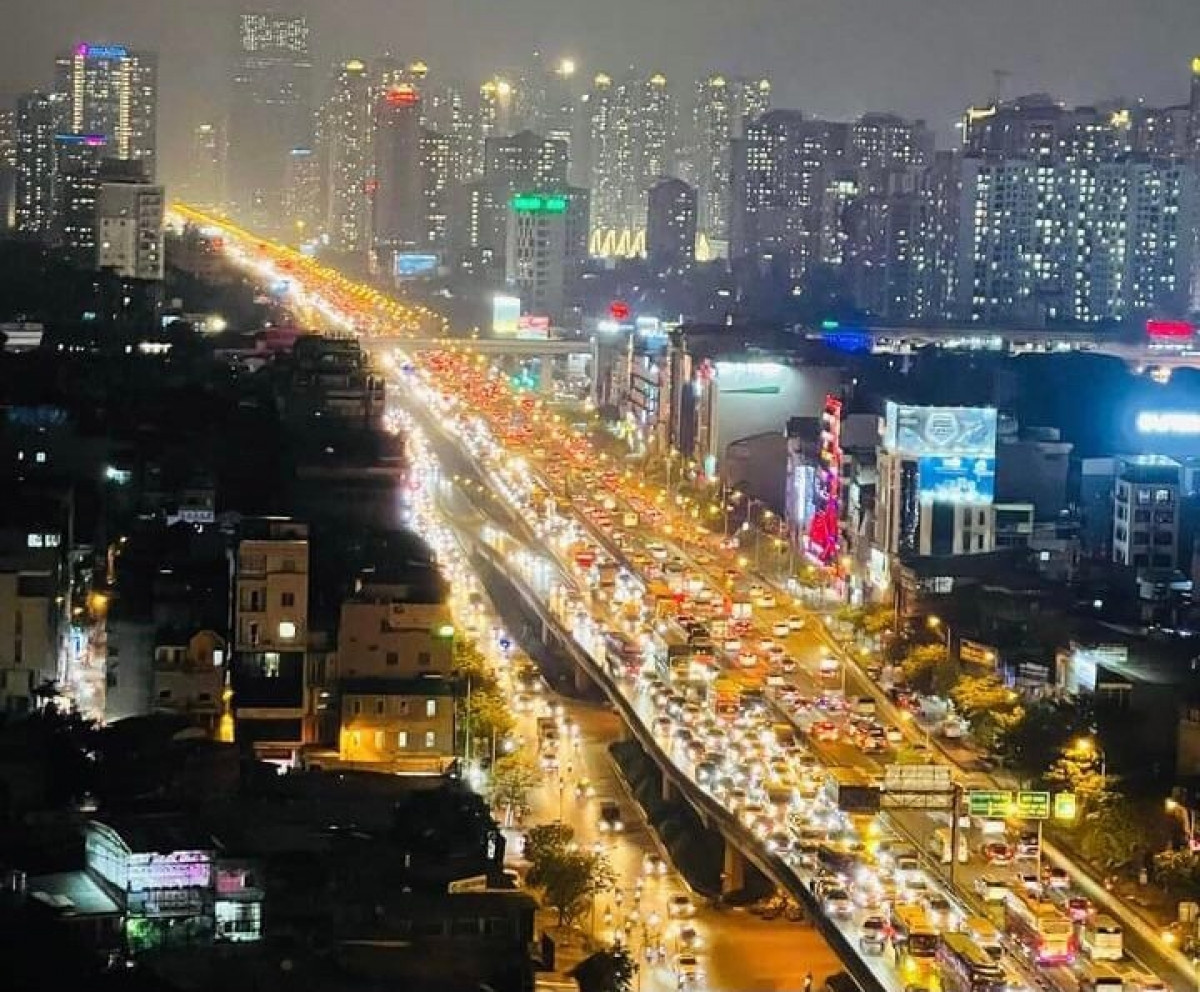 Đến 23h đêm 29/4, lượng người và phương tiện vẫn rất đông. Nhiều hành khách bất chấp nguy hiểm đứng đón xe khách ngay trên đường vành đai 3 trên cao.