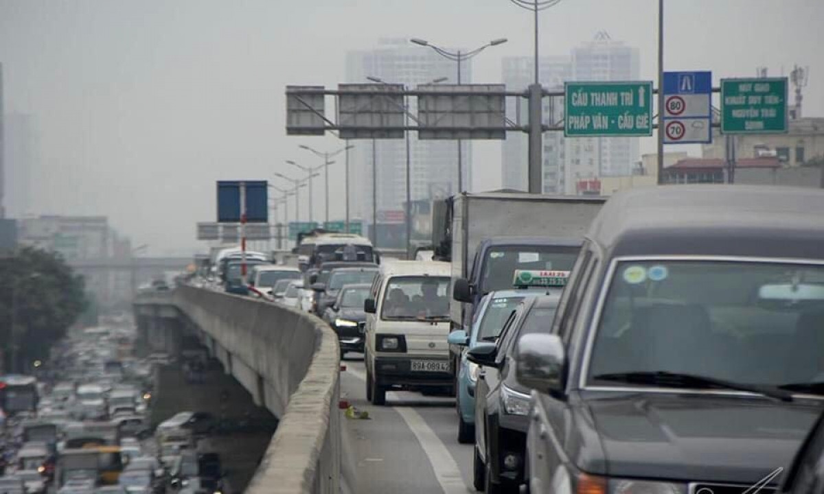 Ha Noi: Sang som vanh dai 3 un u, nguoi dan sot ruot ve que nghi le