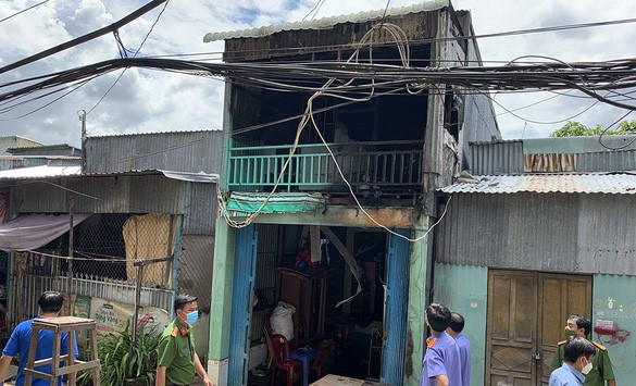  Đốt nhà do ghen tuông: Ngày 5/9/2021, bà Võ Thị Nga (49 tuổi, ngụ khóm Châu Thới 1, phường Châu Phú B, TP Châu Đốc) cùng con gái và cháu ngoại đang ngủ thì phát hiện nhà bị bốc cháy. Đối tượng gây án là Nguyễn Văn Dũng (48 tuổi). Nguyên nhân dẫn đến vụ phóng hỏa là do Dũng bực tức khi con gái bà Võ Thị Nga (người tình của Dũng) đã lấy laptop của Dũng sử dụng. Dũng còn ghen tuông khi thấy bà Nga thường xuyên ra ngoài nên nghi ngờ ngoại tình. 