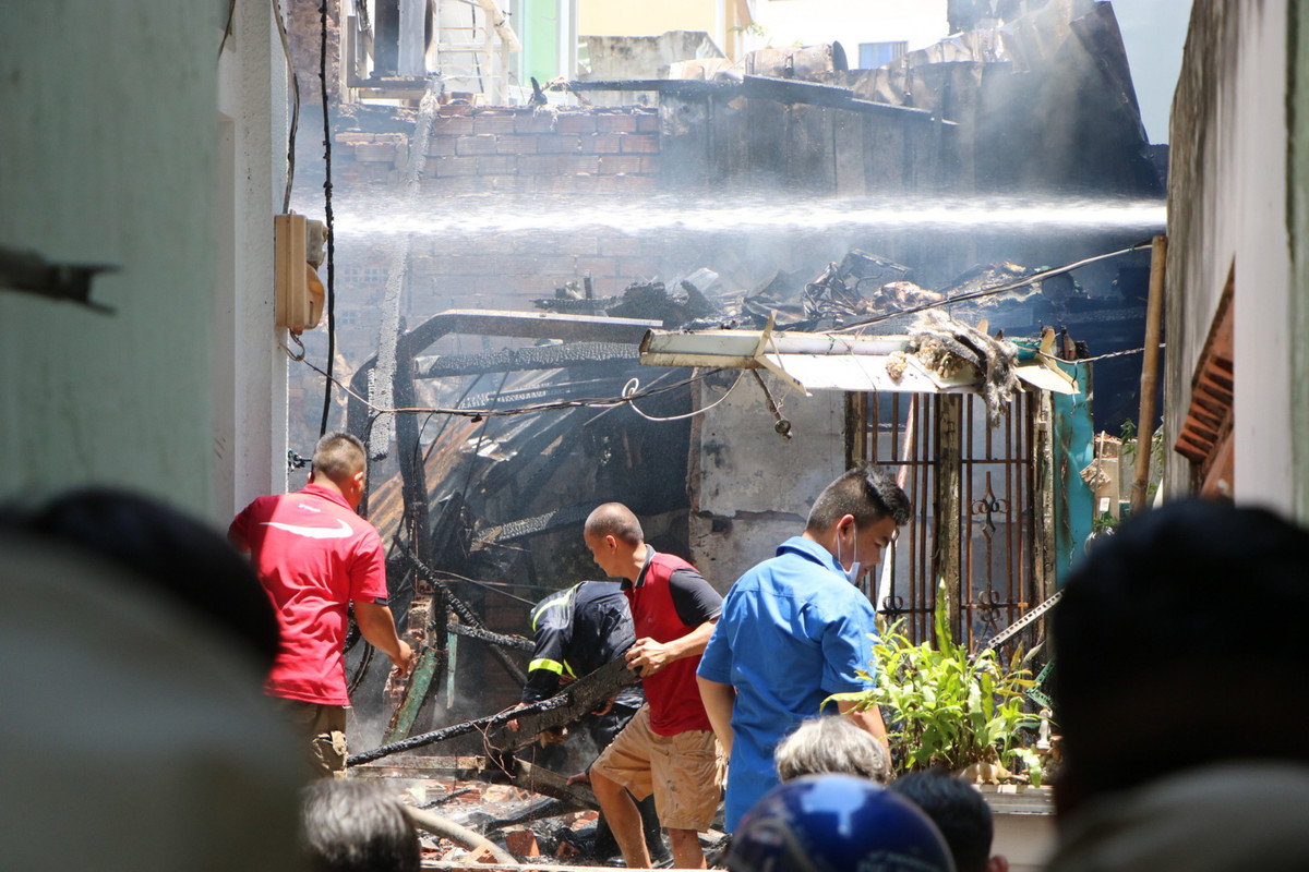  Mua 18 lít dầu đốt nhà bạn gái: Ngày 2/4/2022, Công an phường 2, quận Bình Thạnh, TP.HCM cho biết đã lập hồ sơ xử lý nam thanh niên tên H. (26 tuổi) về hành vi hủy hoại tài sản. H. là đối tượng đổ dầu, phóng hỏa đốt nhà bạn gái khiến căn nhà cháy rụi, đổ sập hoàn toàn vào trưa 26/3. Do mâu thuẫn tình cảm với chị T. (23 tuổi), anh H. đã mua 18 lít dầu rồi tìm đến nhà chị T. trên đường Bùi Hữu Nghĩa, phường 2 để "nói chuyện". H. nổi nóng nên đã lấy dầu đã chuẩn bị sẵn tưới ra nhà và châm lửa đốt.