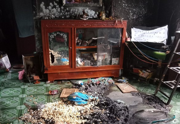  Chồng khóa cửa nhốt vợ rồi đốt nhà: Ngày 1/11/2021, do ghen tuông, ông N.P.T. (51 tuổi, huyện Châu Phú, An Giang) đã đánh đập vợ và khóa trái cửa đốt nhà. Vụ việc khiến bà N. bị bỏng hơn 80% nên được chuyển đi TP.HCM cấp cứu. Còn ông T. ngay sau đó cũng được lực lượng chức năng đưa đi cấp cứu tại Bệnh viện Đa khoa khu vực Châu Đốc. 