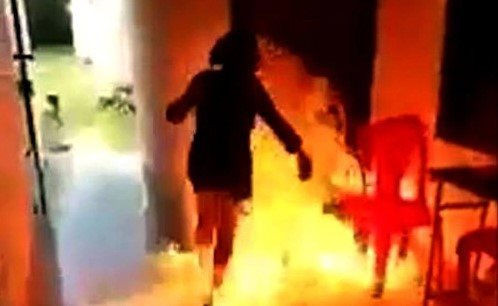  Đổ xăng đốt bạn gái vì mâu thuẫn: Ngày 20/12/2021, Công an huyện Hóc Môn, TP.HCM đã bắt giữ nghi phạm Nguyễn Lê Anh Cường (22 tuổi) để điều tra về hành vi giết người. Cường là tài xế lái xe tải cho một gia đình ở xã Xuân Thới Thượng, huyện Hóc Môn. Cường quen biết, nảy sinh tình cảm với một cô gái trong gia đình này là chị N., 22 tuổi. Do mâu thuẫn tình cảm, Cường đổ xăng lên người chị N. và bật lửa đốt. Nạn nhân đang bị thương nặng, diện tích bỏng khoảng 50%. 