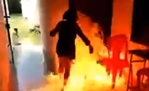  Đổ xăng đốt bạn gái vì mâu thuẫn: Ngày 20/12/2021, Công an huyện Hóc Môn, TP.HCM đã bắt giữ nghi phạm Nguyễn Lê Anh Cường (22 tuổi) để điều tra về hành vi giết người. Cường là tài xế lái xe tải cho một gia đình ở xã Xuân Thới Thượng, huyện Hóc Môn. Cường quen biết, nảy sinh tình cảm với một cô gái trong gia đình này là chị N., 22 tuổi. Do mâu thuẫn tình cảm, Cường đổ xăng lên người chị N. và bật lửa đốt. Nạn nhân đang bị thương nặng, diện tích bỏng khoảng 50%. 