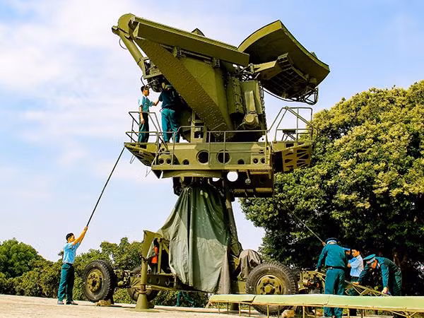 Bảo quản thu hồi khí tài sau huấn luyện.