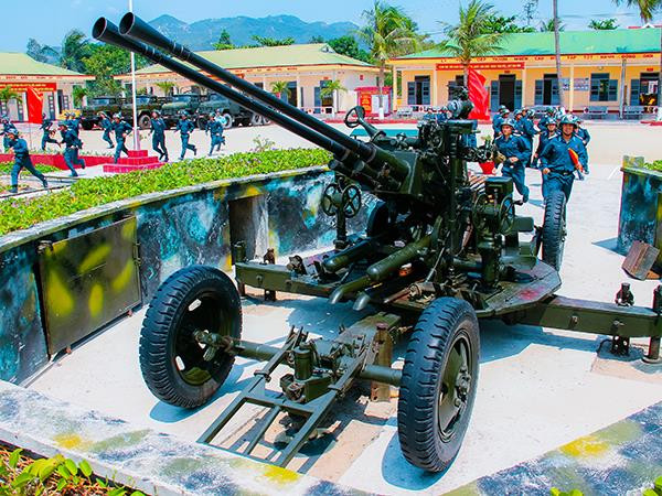 Huấn luyện, chuyển trạng thái sẵn sàng chiến đấu ở phân đội pháo cao xạ 37mm.