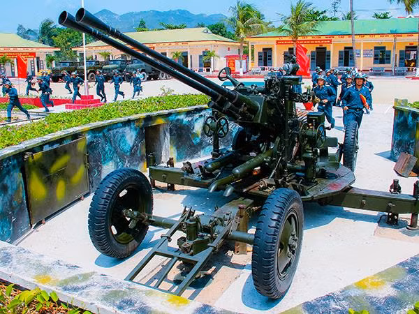 Huấn luyện, chuyển trạng thái sẵn sàng chiến đấu ở phân đội pháo cao xạ 37mm.