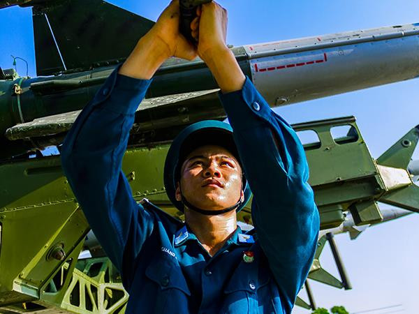 ... bởi vậy, toàn Sư đoàn luôn duy trì nghiêm chế độ canh trực, hoàn thành tốt nhiệm vụ huấn luyện, diễn tập, bảo vệ vững chắc vùng trời Nam Trung bộ và Trường Sa thân yêu.