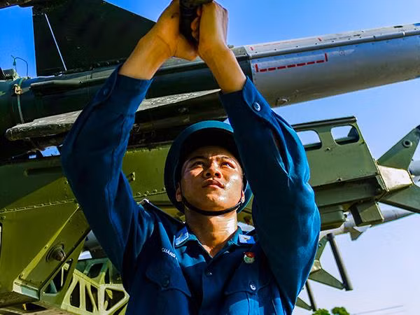 ... bởi vậy, toàn Sư đoàn luôn duy trì nghiêm chế độ canh trực, hoàn thành tốt nhiệm vụ huấn luyện, diễn tập, bảo vệ vững chắc vùng trời Nam Trung bộ và Trường Sa thân yêu.