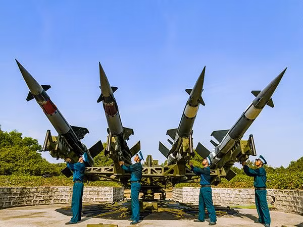 Để chủ động đối phó với các tình huống về phòng không, bảo đảm không bị động, bất ngờ trong các tình huống trên không thì việc nâng cao chất lượng huấn luyện, sẵn sàng chiến đấu được xác định là nhiệm vụ trung tâm, thường xuyên của Sư đoàn. Ảnh: Chuẩn bị bệ phóng.