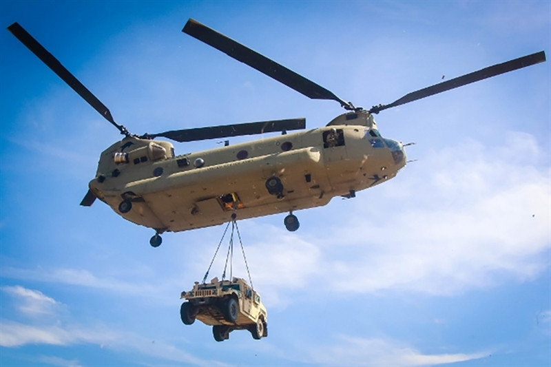 Và đứng thứ 3 trong bảng xếp hạng này mới là CH-47 Chinook. Hiện có các phiên bản cứu thương và tìm kiếm cứu nạn, hỗ trợ hậu cần cho chiến trường, chúng thực hiện được các nhiệm vụ khó có liên quan. Trọng tải của Chinook khiêm tốn với 10,3 tấn và khả năng chở binh sĩ khoảng 44 người. Ảnh trong bài: Trực thăng CH-47 Chinook.