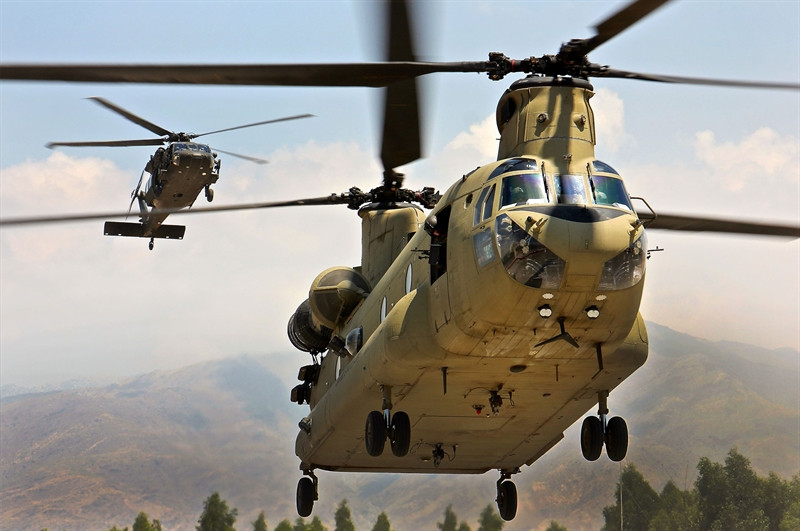 Đứng thứ 2 trong bảng xếp hạng này là CH-53E Super Stallion. Đây là loại trực thăng lớn và nặng nhất hiện đang phục vụ trong lực lượng vũ trang của Hoa Kỳ, nhưng chúng kém hơn về công suất và trọng tải so với Mi-26. CH-53E Super Stallion có thể mang theo 13,6 tấn tải trọng bên trong hoặc 14,5 tấn bên ngoài nhờ hệ thống giá treo. Đồng thời CH-53E Super Stallion có thể mang theo 55 binh sĩ.