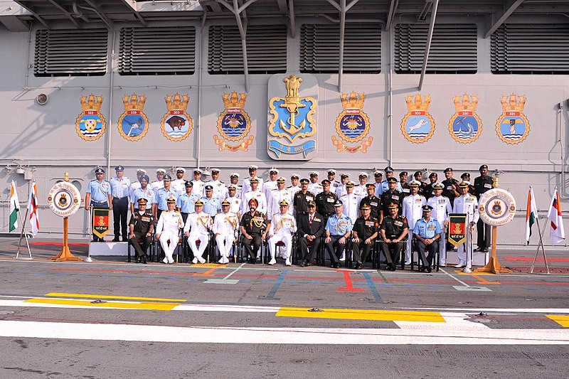 Năm 2012, ngay trong chuyến đi đầu tiên từ Nga sang Ấn Độ, một trong tám nồi hơi của tàu Vikramaditya đã bị hỏng. Phía Nga quy nguyên nhân của vụ tai nạn là do chất lượng gạch chịu lửa chất lượng thấp, được sản xuất tại Trung Quốc; tuy nhiên Trung Quốc đã bác bỏ việc cung cấp gạch cho dự án Nga-Ấn. Ảnh: Lãnh đạo hải quân Ấn Độ chụp ảnh lưu niệm trên tàu sân bay Vikramaditya.