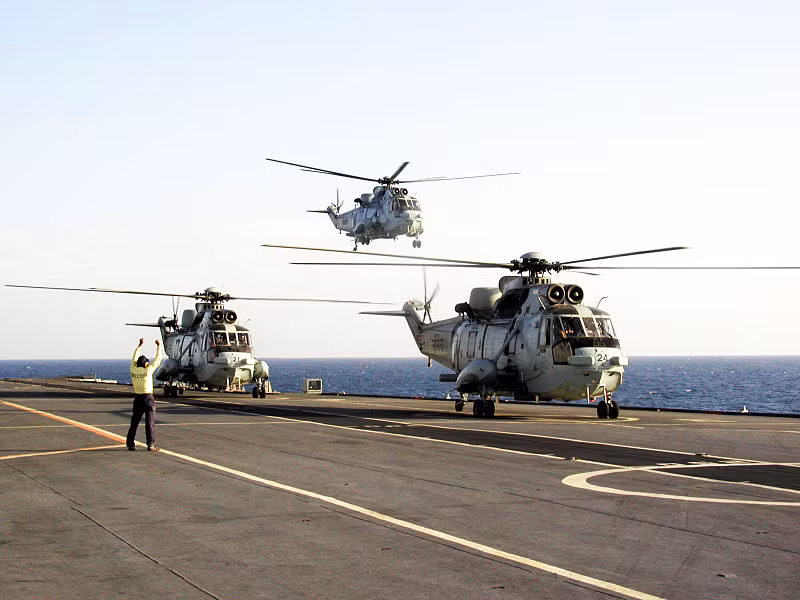 Theo kế hoạch ban đầu, việc cải tạo sẽ hoàn thành trong vòng 1 năm, nhưng tiến độ công việc không như kế hoạch; lý do là nhà máy Sevmash không đủ năng lực cải tạo. Tồi tệ hơn, chi phí bị đội giá lên tới 2,9 tỷ USD và Ấn Độ được đề nghị trả thêm tiền; nếu trong trường hợp từ chối, Bộ Quốc phòng Nga đe dọa sẽ đưa con tàu về nơi niêm cất; trong khi đó, số tiền 974 triệu USD mà Ấn Độ đã trả trước đó chỉ đủ hoàn thành 50% khối lượng công việc.