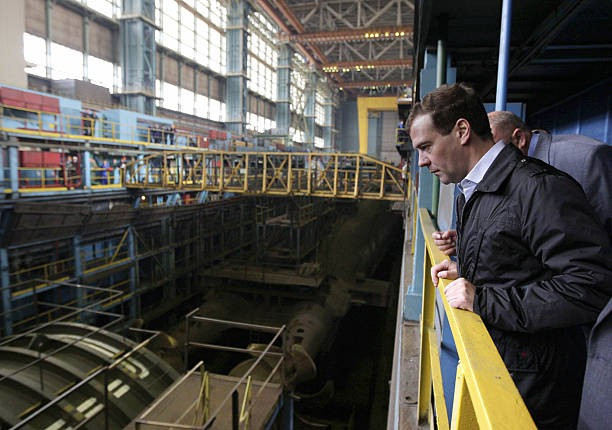 Vào tháng 7/2009, Tổng thống Nga khi đó là ông Medvedev đã đến nhà máy Sevmash để kiểm tra. Ông chỉ trích Ban quản lý dự án và yêu cầu hoàn thành công việc càng sớm càng tốt, nhanh chóng chuyển tàu sân bay cho các đối tác Ấn Độ để giữ uy tín của ngành công nghiệp quốc phòng Nga. Năm 2010, Ấn Độ đồng ý tăng kinh phí dự án lên 2,2 tỷ USD và tiến độ được đẩy nhanh.