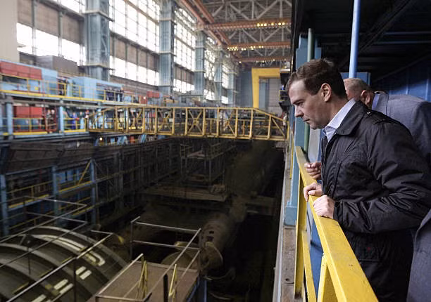 Vào tháng 7/2009, Tổng thống Nga khi đó là ông Medvedev đã đến nhà máy Sevmash để kiểm tra. Ông chỉ trích Ban quản lý dự án và yêu cầu hoàn thành công việc càng sớm càng tốt, nhanh chóng chuyển tàu sân bay cho các đối tác Ấn Độ để giữ uy tín của ngành công nghiệp quốc phòng Nga. Năm 2010, Ấn Độ đồng ý tăng kinh phí dự án lên 2,2 tỷ USD và tiến độ được đẩy nhanh.