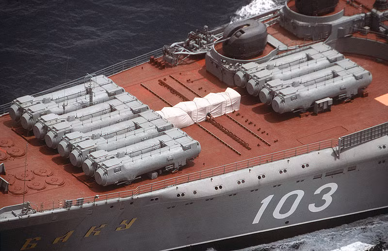 Khi đó hải quân Ấn Độ rất cần một tàu sân bay, tàu sân bay Viraat duy nhất của Ấn Độ khi đó đã sắp phải loại biên và họ chưa chưa tìm được nguồn thay thế, trong khi ngành công nghiệp đóng tàu trong nước chưa thể đóng được tàu sân bay.