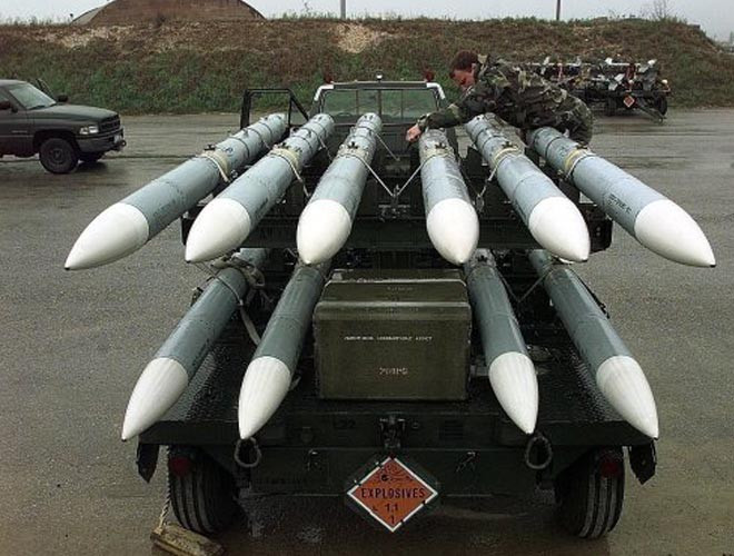 AIM-120 được phát triển thành công và đưa vào biên chế trong không quân Mỹ vào năm 1991.