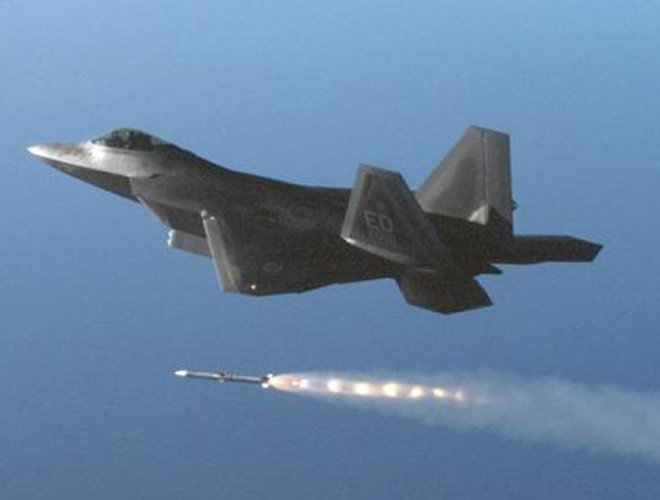 Ngoài Mỹ còn có hàng chục quốc gia khác cũng đang sử dụng loại tên lửa không đối không tầm xa này.