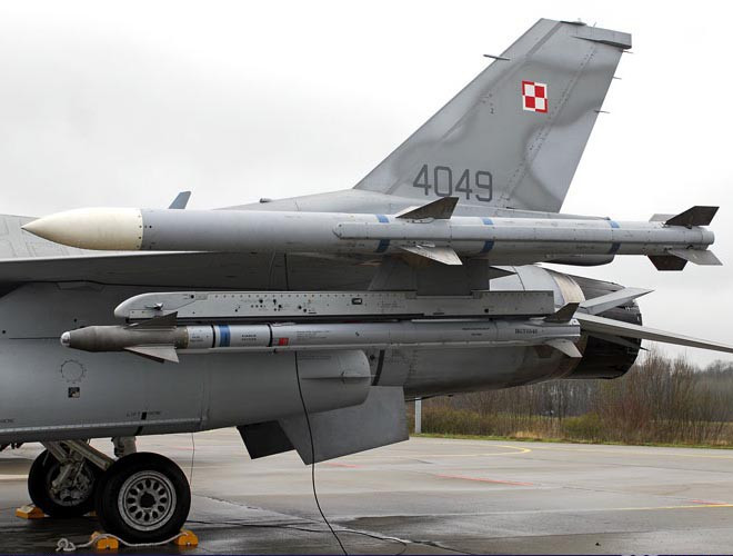 AIM-120 được coi là một trong những loại tên lửa không đối không mạnh nhất của phương Tây, và hiện chúng là loại tên lửa không đối không mạnh nhất của Mỹ.