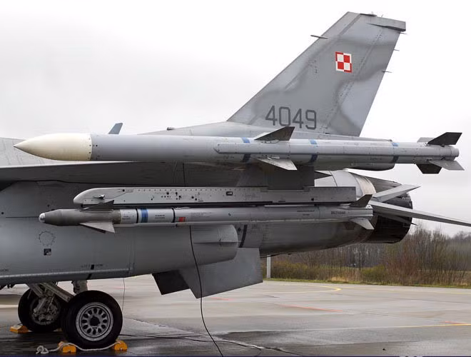 AIM-120 được coi là một trong những loại tên lửa không đối không mạnh nhất của phương Tây, và hiện chúng là loại tên lửa không đối không mạnh nhất của Mỹ.