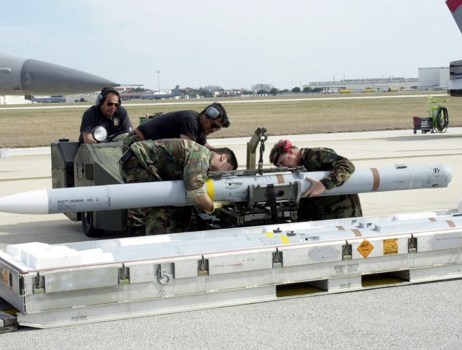 Các phiên bản AIM-120 nhìn chung đều có kích thước tương đương nhau, sự khác biệt chủ yếu nằm ở những cải tiến động cơ, thuốc phóng, hệ thống dẫn đường... AIM-120 có trọng lượng 152kg, dài 3,7m, đường kính thân 180mm.