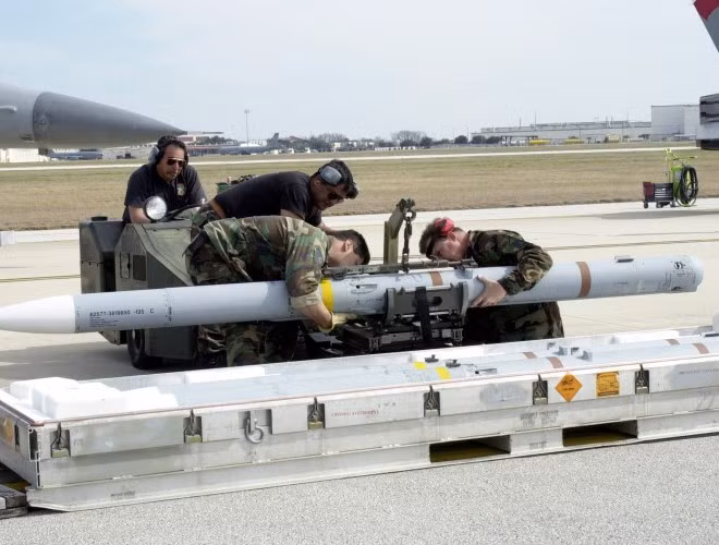 Các phiên bản AIM-120 nhìn chung đều có kích thước tương đương nhau, sự khác biệt chủ yếu nằm ở những cải tiến động cơ, thuốc phóng, hệ thống dẫn đường... AIM-120 có trọng lượng 152kg, dài 3,7m, đường kính thân 180mm.