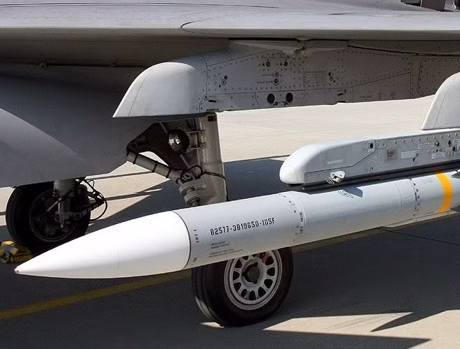 Tên lửa không đối không AIM-120 có khả năng triển khai trên hầu hết các máy bay tiêm kích do Mỹ sản xuất, ví dụ như F-15 Eagle, F-16 Fighting Falcon, F-22 Raptor, F-35 Lightning II; F/A-18 Hornet và cả E/F Super Hornet.