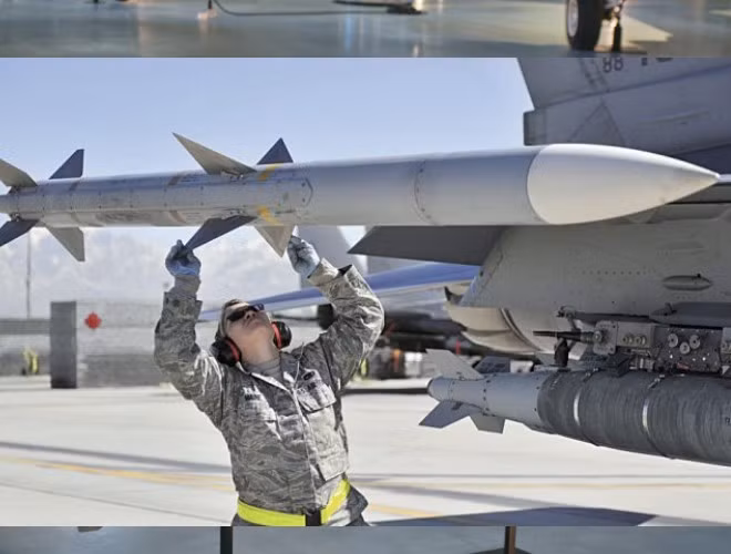 Về tầm bắn, phiên bản đời đầu A/B của dòng tên lửa AIM-120 chỉ đạt mức 55-75km (khá hơn AIM-7 đạt tầm 50km), tuy nhiên từ phiên bản AIM-120C-8 thì tầm bắn tăng lên đến 140km và đến AIM-120D thì tăng lên trên 160km.