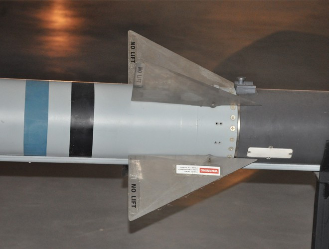 AIM-120 được trang bị đầu đạn nổ phá mảnh nặng 22,7kg với phiên bản A/B và rút xuống còn 18,1kg với phiên bản C.