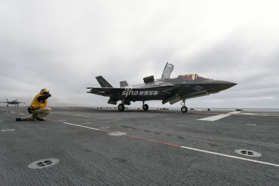 Chiếc chiến hạm trên mang theo tổng cộng 13 tiêm kích tàng hình có khả năng cất cánh trên đường băng ngắn và hạ cánh thẳng đứng phiên bản F-35B Lightning II, sức mạnh của nó đã khiến báo chí Trung Quốc cảm thấy lo ngại.