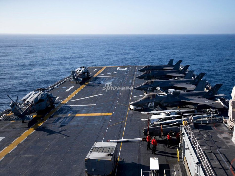 LHA-6 America có chiều dài 257 m; chiều rộng 32 m; mớn nước 7,9 m; lượng giãn nước đầy tải 45.693 tấn. Biên chế của tàu gồm 65 sĩ quan, 994 thủy thủ và có thể mang theo 1.687 lính thủy đánh bộ.