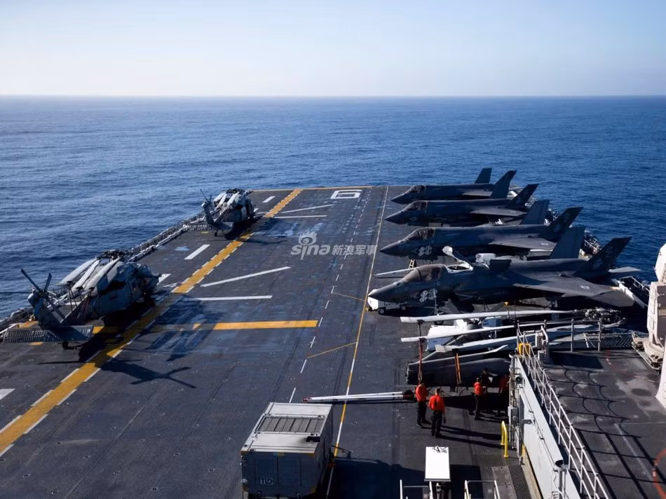 LHA-6 America có chiều dài 257 m; chiều rộng 32 m; mớn nước 7,9 m; lượng giãn nước đầy tải 45.693 tấn. Biên chế của tàu gồm 65 sĩ quan, 994 thủy thủ và có thể mang theo 1.687 lính thủy đánh bộ.