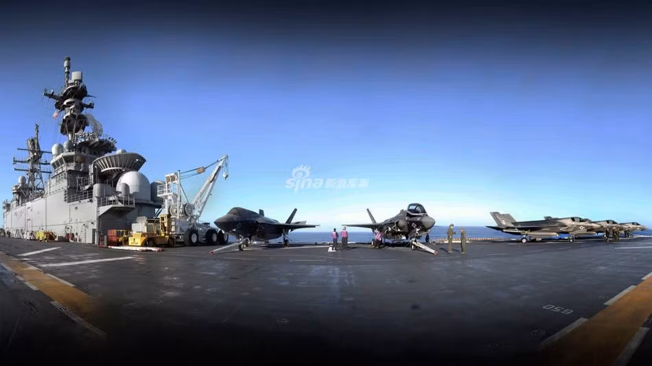 Với tư duy chiến thuật mới nghiêng hoàn toàn về đổ bộ đường không, LHA-6 America không có khoang đổ bộ ngập nước truyền thống như các tàu thế hệ trước.