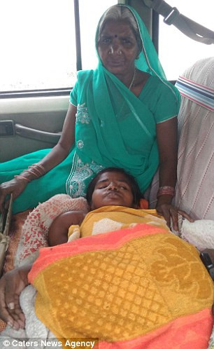 Thật lạ là trong gia đình cô không ai có bệnh này cả. Năm 2007, cô đã trải qua một cuộc phẫu thuật điều trị chân trái nhưng cô chỉ cảm thấy nhẹ nhõm được 1 tháng và sau đó tình trạng này ngày càng xấu đi khiến cô gái mất dần sức mạnh về cả chân và tay.