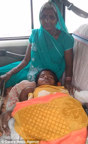 Thật lạ là trong gia đình cô không ai có bệnh này cả. Năm 2007, cô đã trải qua một cuộc phẫu thuật điều trị chân trái nhưng cô chỉ cảm thấy nhẹ nhõm được 1 tháng và sau đó tình trạng này ngày càng xấu đi khiến cô gái mất dần sức mạnh về cả chân và tay.