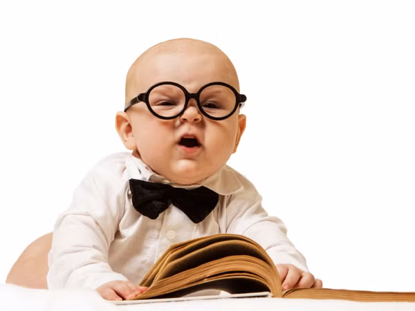 Có thể nhiều mẹ nghĩ rằng, những năm tháng đầu đời của bé là ăn ngủ hay thay tã. Thế nhưng bạn có thể tương tác với bé để dạy con nhiều điều về tình yêu, sự gắn bó, an toàn, niềm tin, sự đồng cảm, ngôn ngữ và thậm chí là cả toán học nữa.