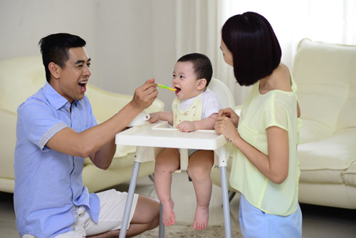 Bài học từ những bữa ăn trong gia đình. Khi con bắt đầu ăn dặm, hãy để bé ngồi ăn cùng gia đình và để bé tự khám phá bằng tay thay vì chỉ dùng thìa. Điều này sẽ dạy bé không khí đầm ấm của gia đình ngay từ nhỏ và giúp bé khám phá thức ăn bằng nhiều giác quan hơn.