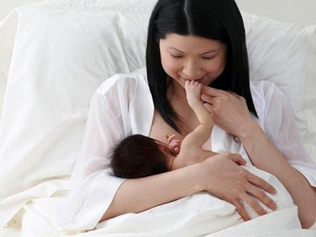 Bạn cũng nên tránh cãi nhau trước mặt con để cho bé thấy rằng gia đình là nơi an toàn và đầy tình yêu thương, các thành viên trong gia đình đối xử với nhau rất ấm áp và tử tế.