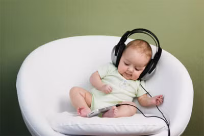 Bài học từ việc chơi nhạc. Âm nhạc có thể cải thiện tâm trạng và tăng cường sự tập trung cho bé. Nó cũng có thể giúp tăng cường hiểu biết về toán học: các yếu tố như giai điệu và nhịp điệu cho bé cơ hội tiếp thu các mô hình, thứ tự và phép đếm.