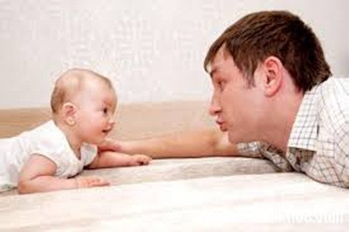 Bài học biểu lộ cảm xúc. Việc thấy bạn ôm chồng hoặc vợ của mình, âu yếm anh chị em ruột của bé, hoặc vuốt ve những chú cún, sẽ giúp hình thành những thói quen đó ở con.