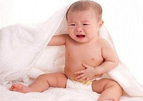 Biểu hiện của những bệnh đường tiêu hóa là đau bụng, đi ngoài nhiều lần, phân nhiều nước, nôn oẹ. Có trường hợp bị mất nước và chất điện giải, không cấp cứu kịp thời có thể dẫn đến tử vong.