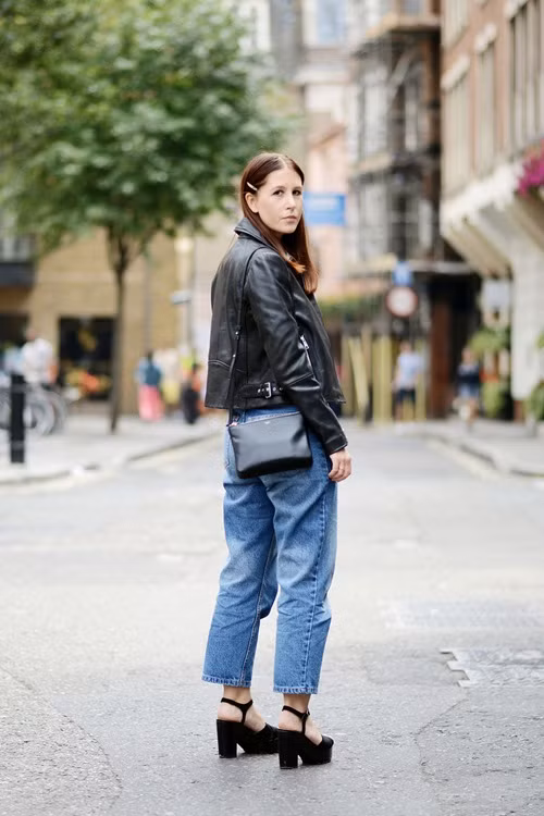 Chọn giày cao gót đế thô. Những chiếc quần jeans ống lửng không hề thích hợp với giày dép điệu đà. Bạn hãy tìm kiếm một dôi giày thể thao hoặc muốn nâng chiều cao thì chọn giày cao gót đế thô. Đôi giày sẽ làm cho bộ trang phục thêm nổi bật.